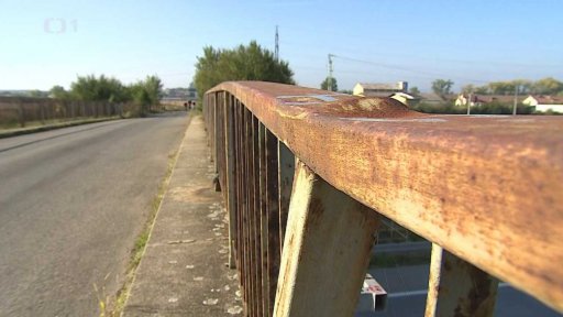 Chátrající nadjezd nad dálnicí D2