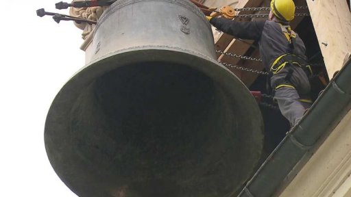 Sundavání dvou zvonů