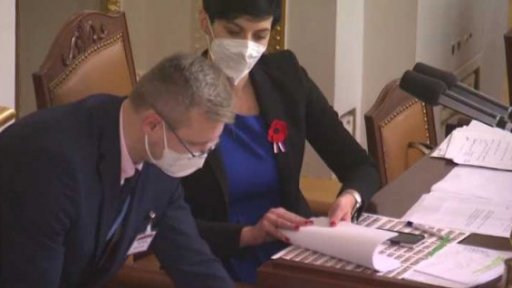 Jednání o zmrazení platů politiků