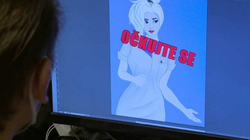 Student tvoří plakáty na podporu očkování