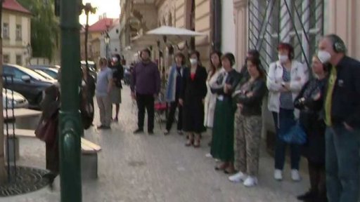 Divadlem Na Zábradlí na ulici