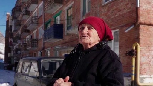 Celá obec žije v jednom panelovém domě