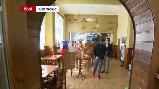 Restaurace otevírají vnitřní prostory