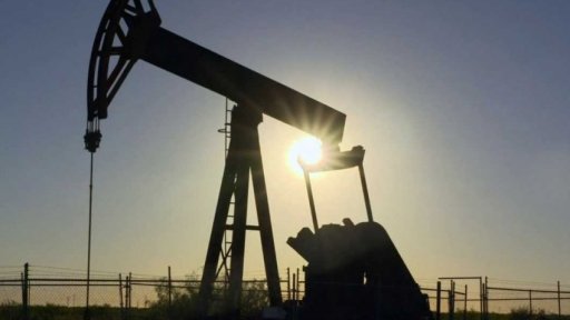 Biden pozastavuje těžbu ropy a plynu