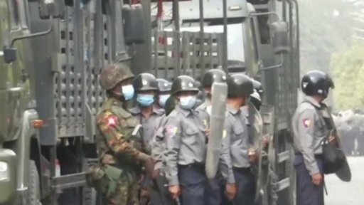 Protesty proti armádě v Myanmaru