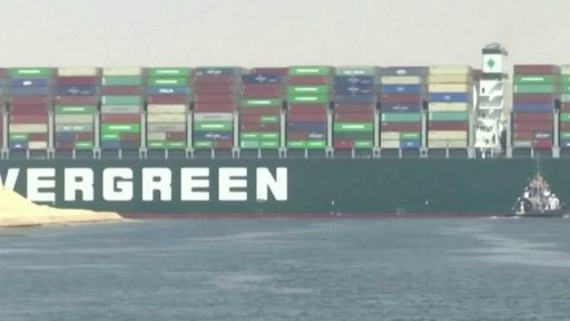 Vzpříčená loď v Suezském průplavu