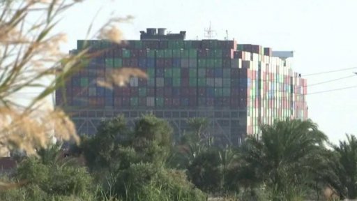 Stále zablokovaný Suezský průplav + rozhovor se Z. Lokajem