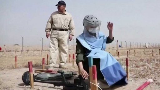 Ženy v Iráku odklízejí nášlapné miny