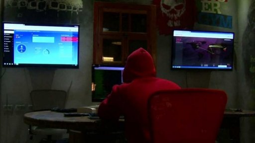 Hackerský útok na klíčovou distribuční síť v USA + rozhovor s T. Rezkem