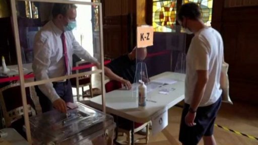 Francie: volby jako vážné varování pro favority + rozhovor s L. Mackem