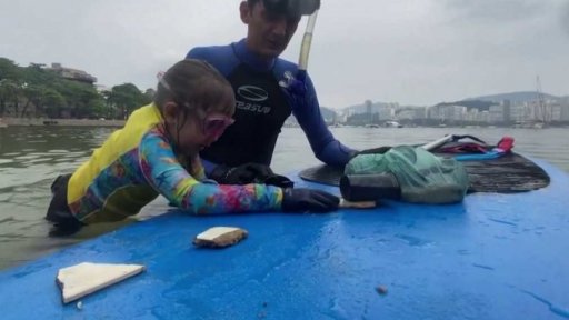 Tuny odpadu v zátoce v Riu de Janeiru