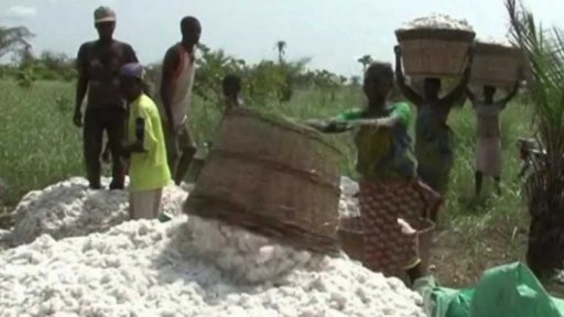 Skládka neprodaných oděvů v chilské poušti + rozhovor s H. Zárubovou
