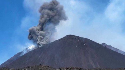 Probuzená Etna chrlí lávu