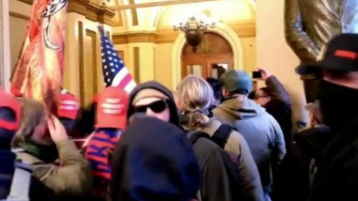 Investigativní pátrání po útočnících, kteří vnikli do Kapitolu