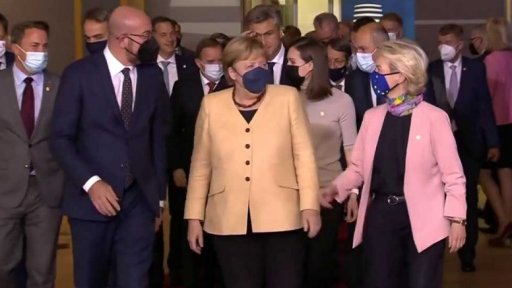 Odcházení Angely Merkelové: vzpomínky redakci a srovnání s novým kancléřem