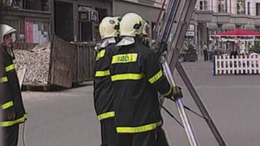 Včelí roj na okně ostravského obchodního domu (1997)