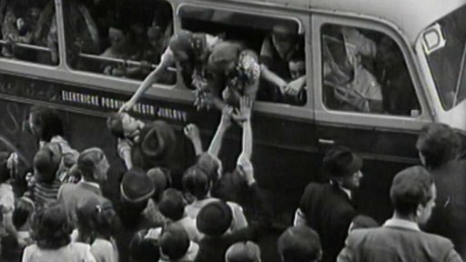 Vězni z koncentračních táborů se vracejí do vlasti (1945)