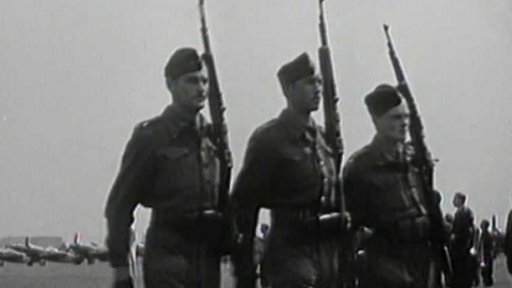 Prezident dekoroval prapor 1. čs. letecké divize (1. 6. 1945)