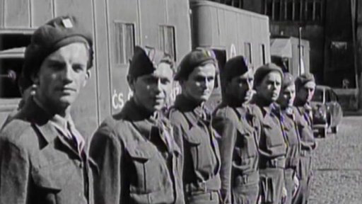 Britský červený kříž věnoval tomu československému sanitní autokolonu (1945)