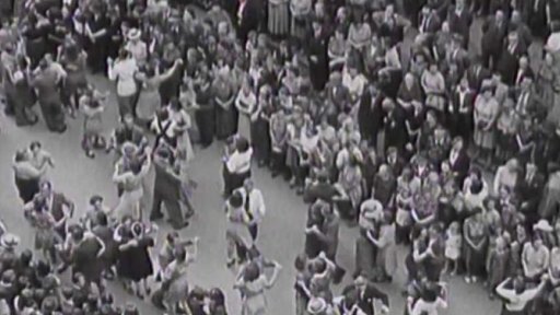 Aninky oslavily svůj svátek veselicí v pražských ulicích (1945)