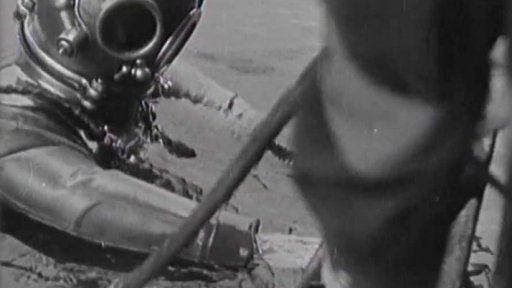 Výlov gestapácké gilotiny z Vltavy (1945)