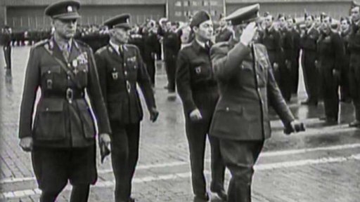 Hrdinové vzdušných bojů se vracejí do Prahy (13. 8. 1945)