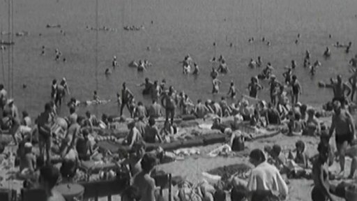 Zaplněné pláže Máchova jezera (1961)