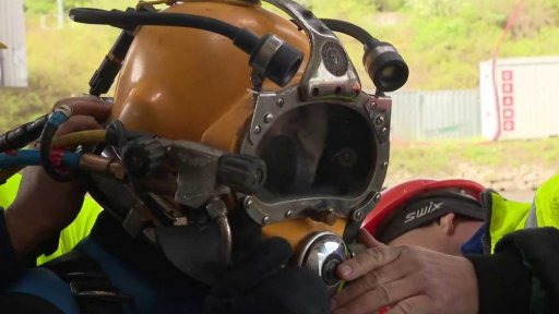 Potápěči pod mostem