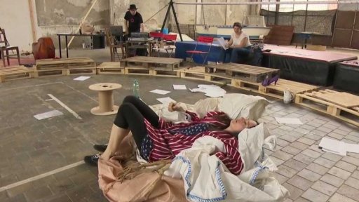 Román Do tmy bude i v divadle