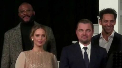 Filmová premiéra K zemi hleď!