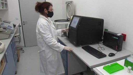 Koronavirus: britská varianta možná brání pronikání dalších