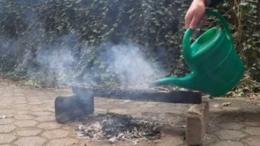 Věda kolem nás: proč voda uhasí hořící dřevo, ale požár způsobený zapáleným benzínem ještě zhorší