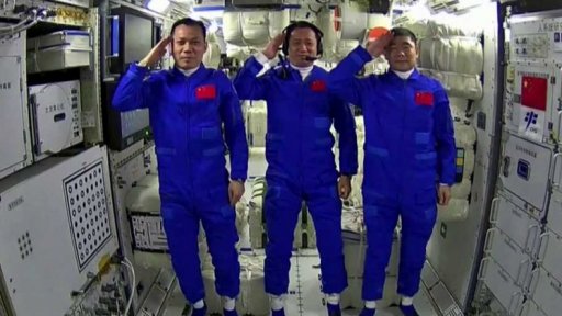 Čína dopravila na svou vesmírnou stanici první lidskou posádku