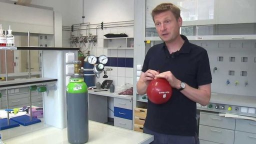 Věda kolem nás: proč se nám mění hlas po nadýchání se helia