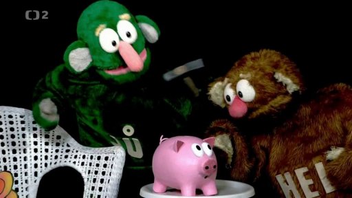 Jůheláci chtějí rozbít prasátko se svými úspory, ale nedokážou to.