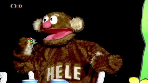 Jůheláci dumají nad rubikovou kostkou.