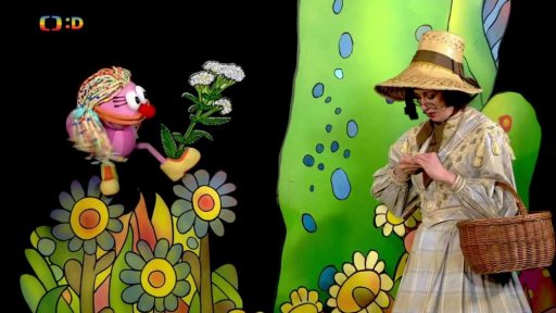 Teta Pipeta učí Fámulu základy čarodějnictví.