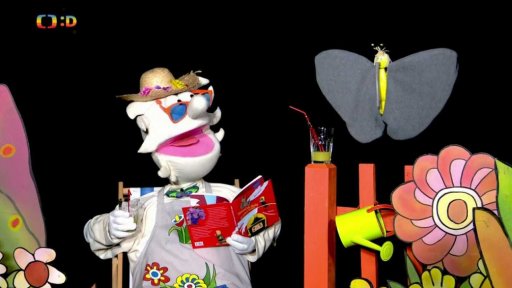 Otylka se převlékne za slůně, aby Pipovi předvedla novou knihu.