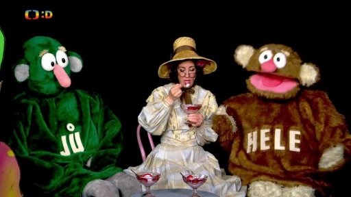 Teta Pipeta s Jůheláky vzpomíná u zmrzlinového poháru a hází šipku do kola vzpomínek.