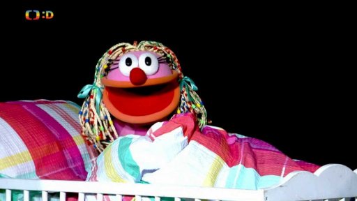 Fámula se pere s budíkem.