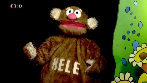 Jů předvádí Helemu svou cvičenou tkaničku. Loučení.