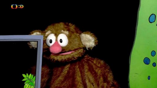 Jů a Hele obdivují rybu v akváriu, Hele tvrdí, že je zakletá a má pravdu.Ryba je vodník.