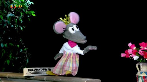 Plyšáci z paloučku hrají pohádku o dračici Dvouhlavici.