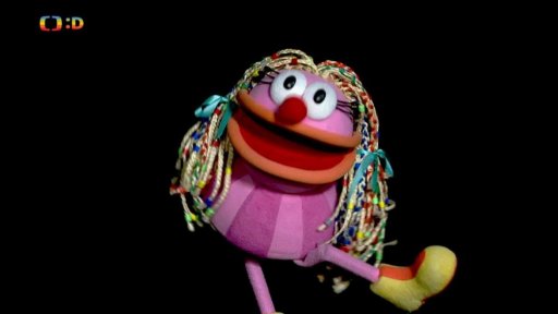 Fámula nejdřív věší Mufovi na parohy vyprané ponožky, ale pak se rozhodne mu pomoct.