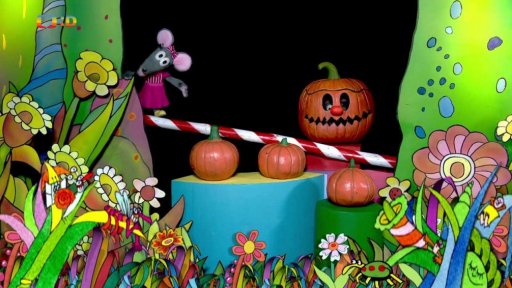 Tryskomyšák spadne do dýně, když ji vydlabává, Tryskomyš mu pomáhá ven.