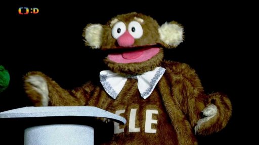 Hele na závěr zkouší jako kouzelník vytáhnout králíka z klobouku.