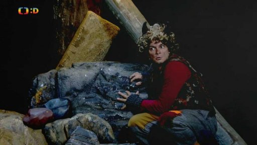 Anděl s čertem se domluví, že půjdou nadělovat bez Mikuláše, kterému se ztratil plášť.