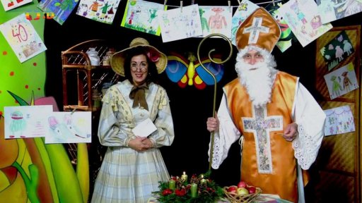 Pipeta s Otylkou a Mikulášem ukazují obrázky od dětí k výročí SK a loučí se.