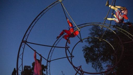 Pražský festival pouličního divadla Za dveřmi