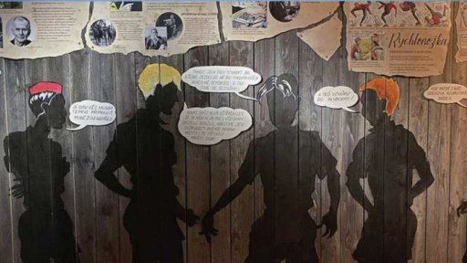 Venkovní hra Stínadla k výstavě Město jako přízrak